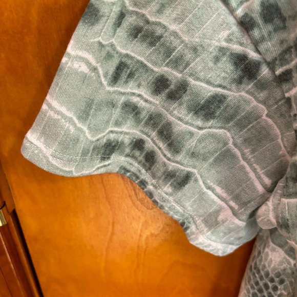 White Birch‎ snake skin top Size Medium Comfy - Picture 9 of 9